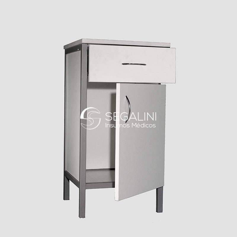 Mesa de luz con puerta